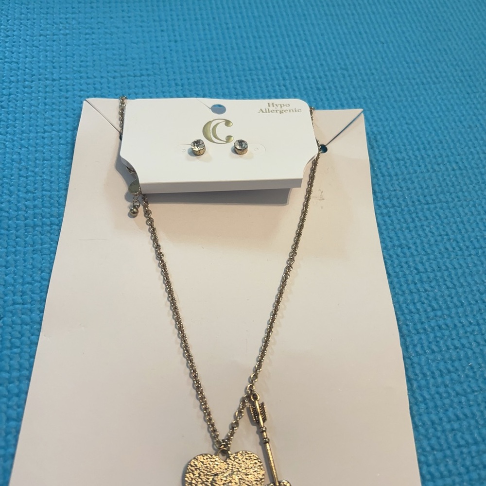 Gold Textured necklace set with earrings Heart Detail